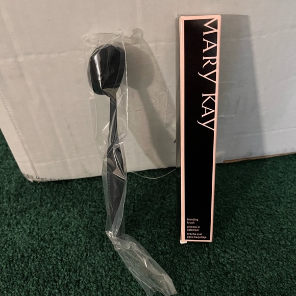 Mary Kay Blending Brush - New in box